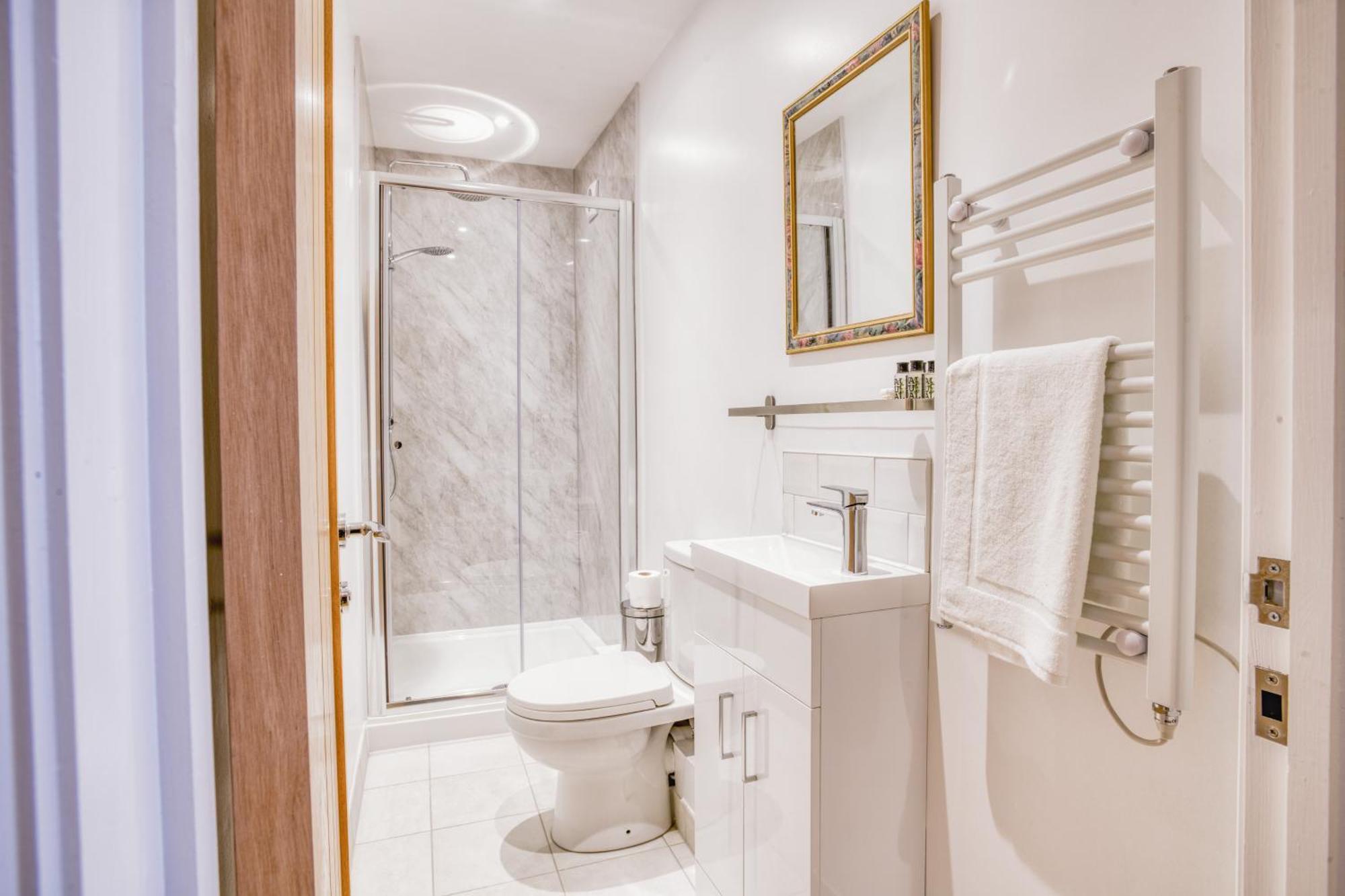 Suite 3 - 1 Bed Apartment King Size Bed Lincoln Exteriér fotografie